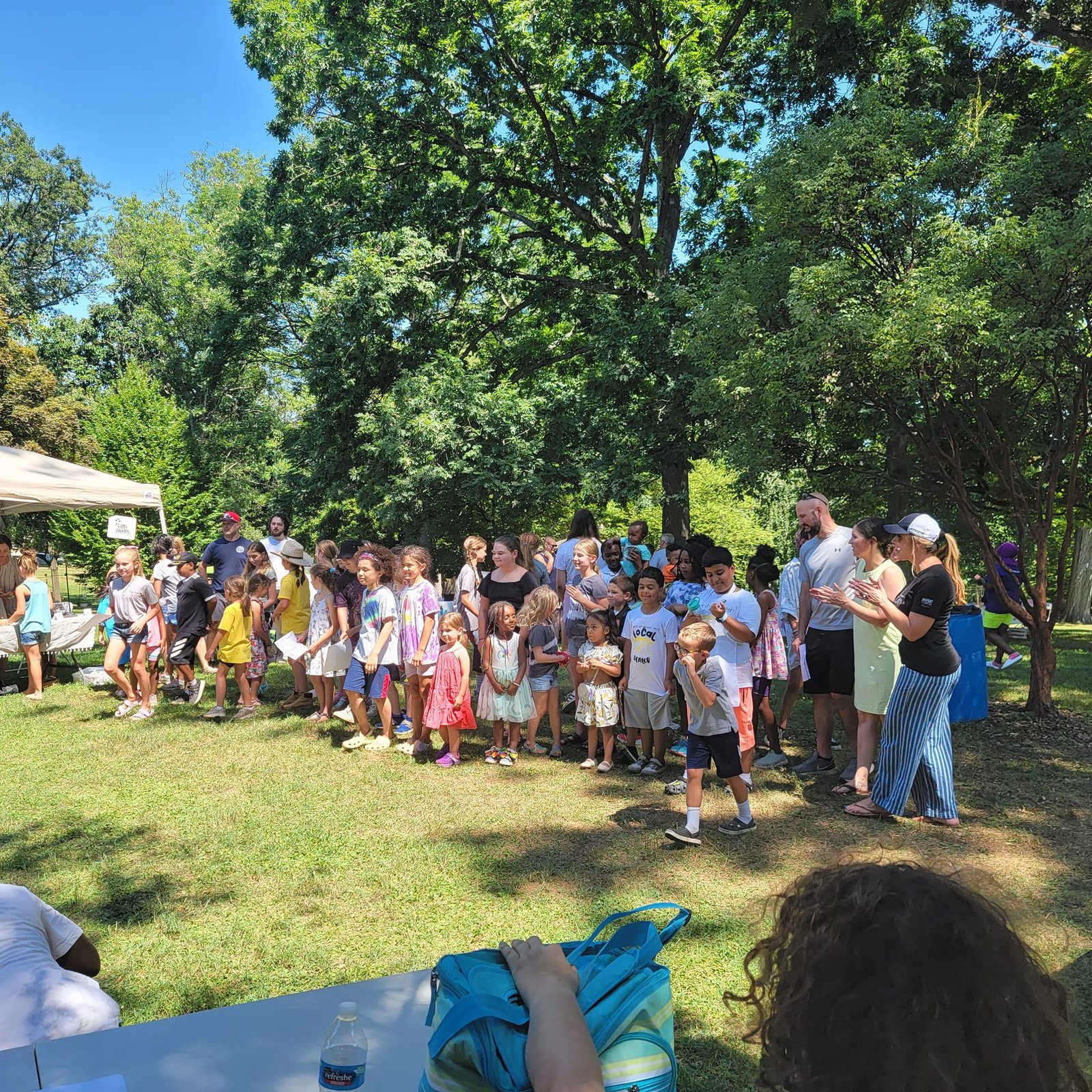 أطفال يستمتعون بعينات ميكروغرين في سوق المزارعين