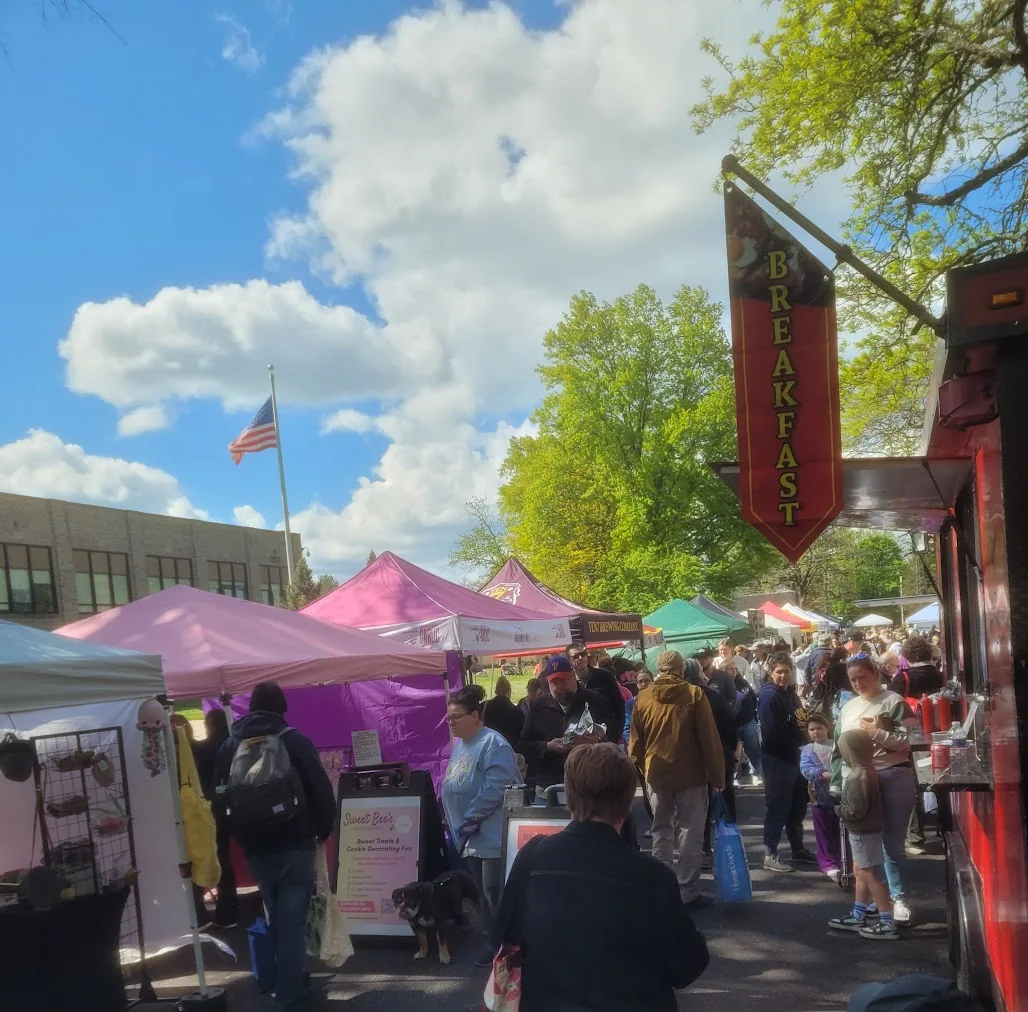 Sunday morning crowd walking Summit Street at the North Wales Farmers Market